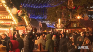 La via Kurfuerstendamm di Berlino accende le luci di Natale