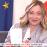 Governo, Meloni scrive la cartolina di auguri al Tg Poste: “Viva l’orgoglio italiano”