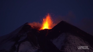 Catania, nuova spettacolare eruzione dell’Etna