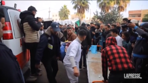 Attacchi aerei su Gaza, portati corpi all’obitorio dell’ospedale al-Aqsa