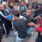 Bombe su Gaza, corpo estratto dalle macerie a Khan Younis