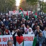 Torino, corteo pro-Palestina: bambini con fantocci insanguinati