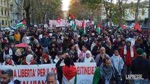 Torino, corteo pro-Palestina: bambini con fantocci insanguinati