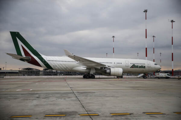 Alitalia, avviata procedura di licenziamento per 2.668 lavoratori
