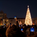 Portogallo, a Lisbona acceso l’albero di Natale: folla in centro