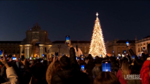 Portogallo, a Lisbona acceso l’albero di Natale: folla in centro