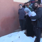 Gaza, i parenti pregano per le vittime dell’attacco a Khan Younis