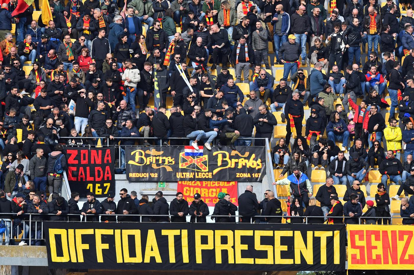 Lecce, sassaiola contro i tifosi del Bologna