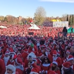 Torino, il raduno di 50mila Babbi Natale all’ospedale Regina Margherita