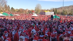 Torino, il raduno di 50mila Babbi Natale all’ospedale Regina Margherita