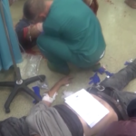 Gaza, situazione tragica all’ospedale di Khan Younis: pazienti curati su pavimenti sporchi di sangue