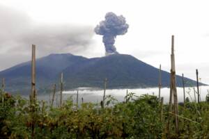 Eruzione del vulcano Mount Marapi in Indonesia