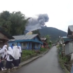 Indonesia, enormi pennacchi di cenere dal vulcano Marapi