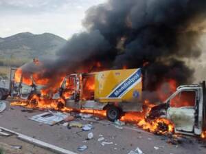 Novara, tentano rapina a portavalori su A4 con tir di traverso