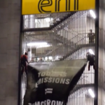 Greenpeace, attivisti si arrampicano su palazzo Eni a Roma