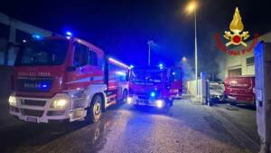 Incendio nella notte a Rondissone: distrutti automezzi fuori da un capannone industriale