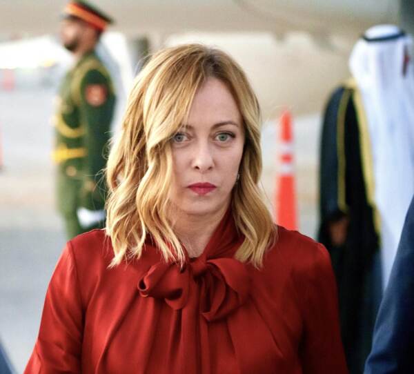 Giorgia Meloni arriva a Dubai per la Cop28