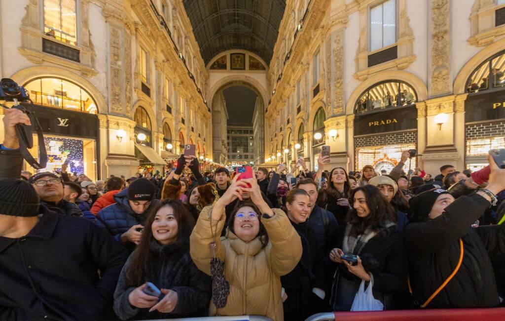 Galleria foto 'Natale, Milano accende l’albero di Gucci' - foto 15