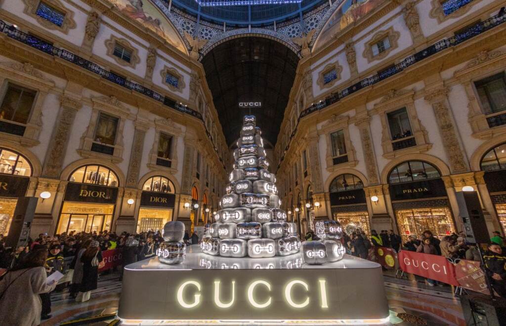 Galleria foto 'Natale, Milano accende l’albero di Gucci' - foto 10