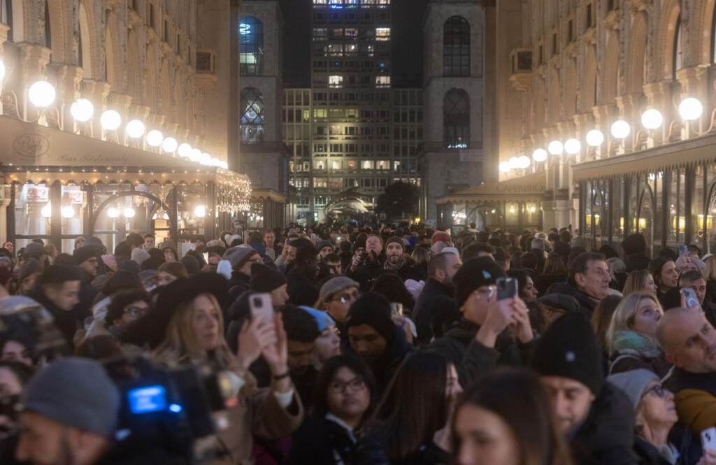 Galleria foto 'Natale, Milano accende l’albero di Gucci' - foto 12