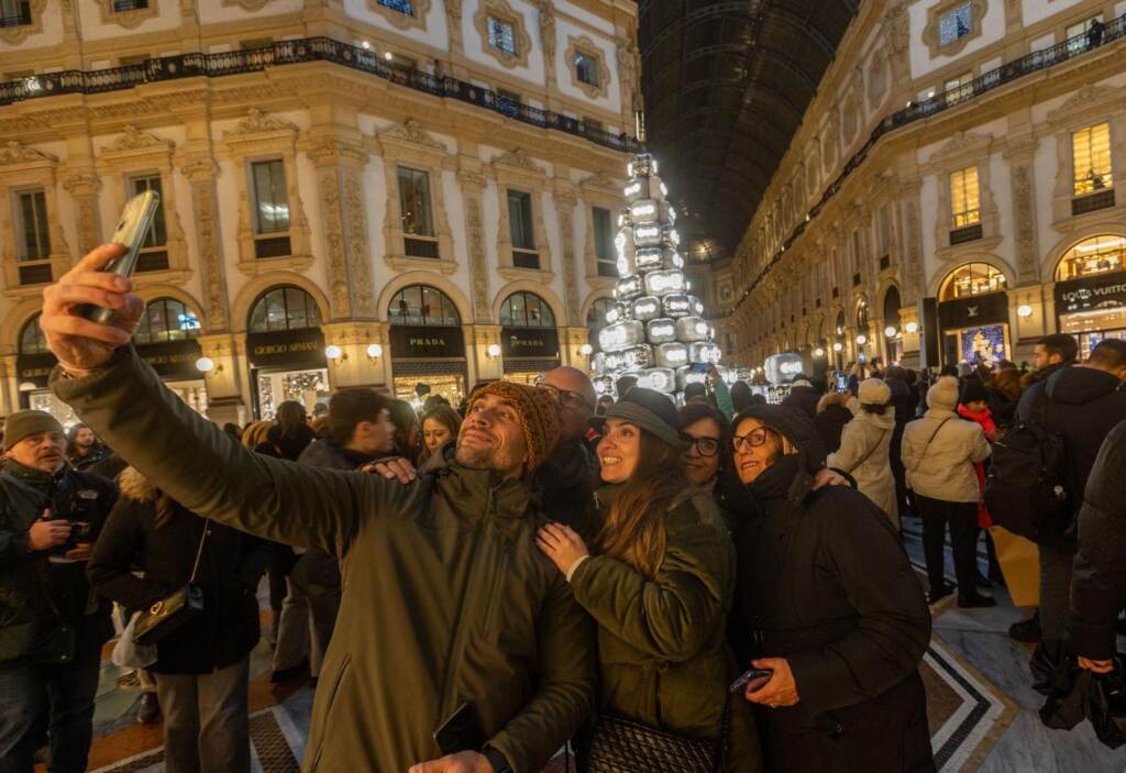 Galleria foto 'Natale, Milano accende l’albero di Gucci' - foto 16