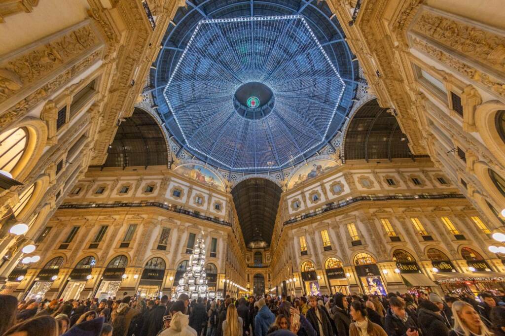 Galleria foto 'Natale, Milano accende l’albero di Gucci' - foto 21