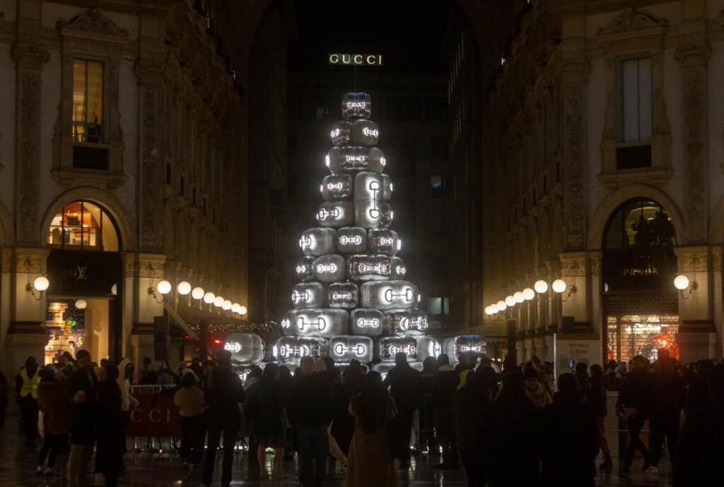 Galleria foto 'Natale, Milano accende l’albero di Gucci' - foto 11