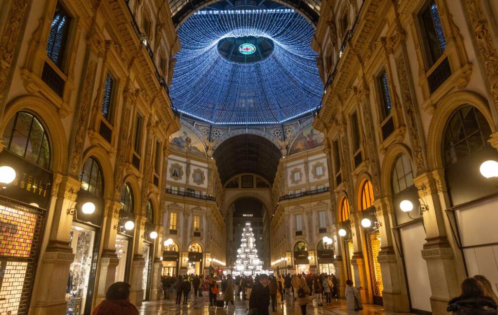 Galleria foto 'Natale, Milano accende l’albero di Gucci' - foto 17