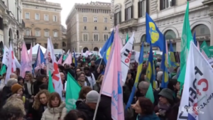 Sanità, medici e infermieri in piazza a Roma contro la manovra