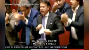 Salario minimo, Conte strappa il testo della proposta di legge: il video alla Camera