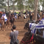 Israele, protesta a cavallo per gli ostaggi nelle mani di Hamas