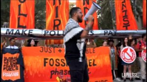 Cop28, a Dubai la protesta contro le aziende di combustibili fossili