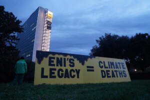 Clima, blitz Greenpeace in sede Eni a Roma: stop a petrolio e gas