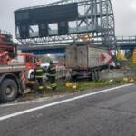 Incidente stradale sulla A4, tir contro pilone: morto camionista