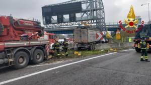 Incidente stradale sulla A4, tir contro pilone: morto camionista