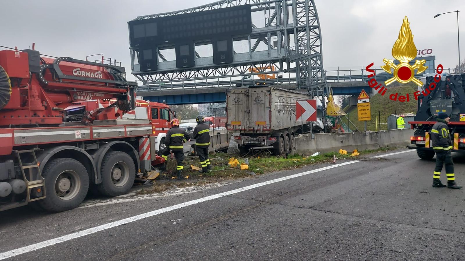 Incidente stradale sulla A4, tir contro pilone: morto camionista Incidente stradale sulla A4, tir contro pilone: morto camionista