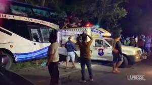 Thailandia, bus si schianta contro albero: almeno 14 morti