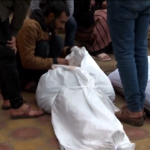 Gaza, familiari piangono i loro cari all’obitorio di Khan Younis