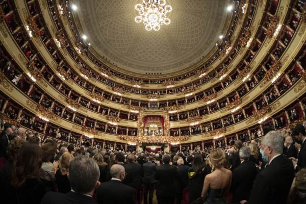 Mattarella alla Scala con la figlia Laura: ovazione del pubblico