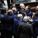 Salario minimo, Camera approva la delega: bagarre in Aula