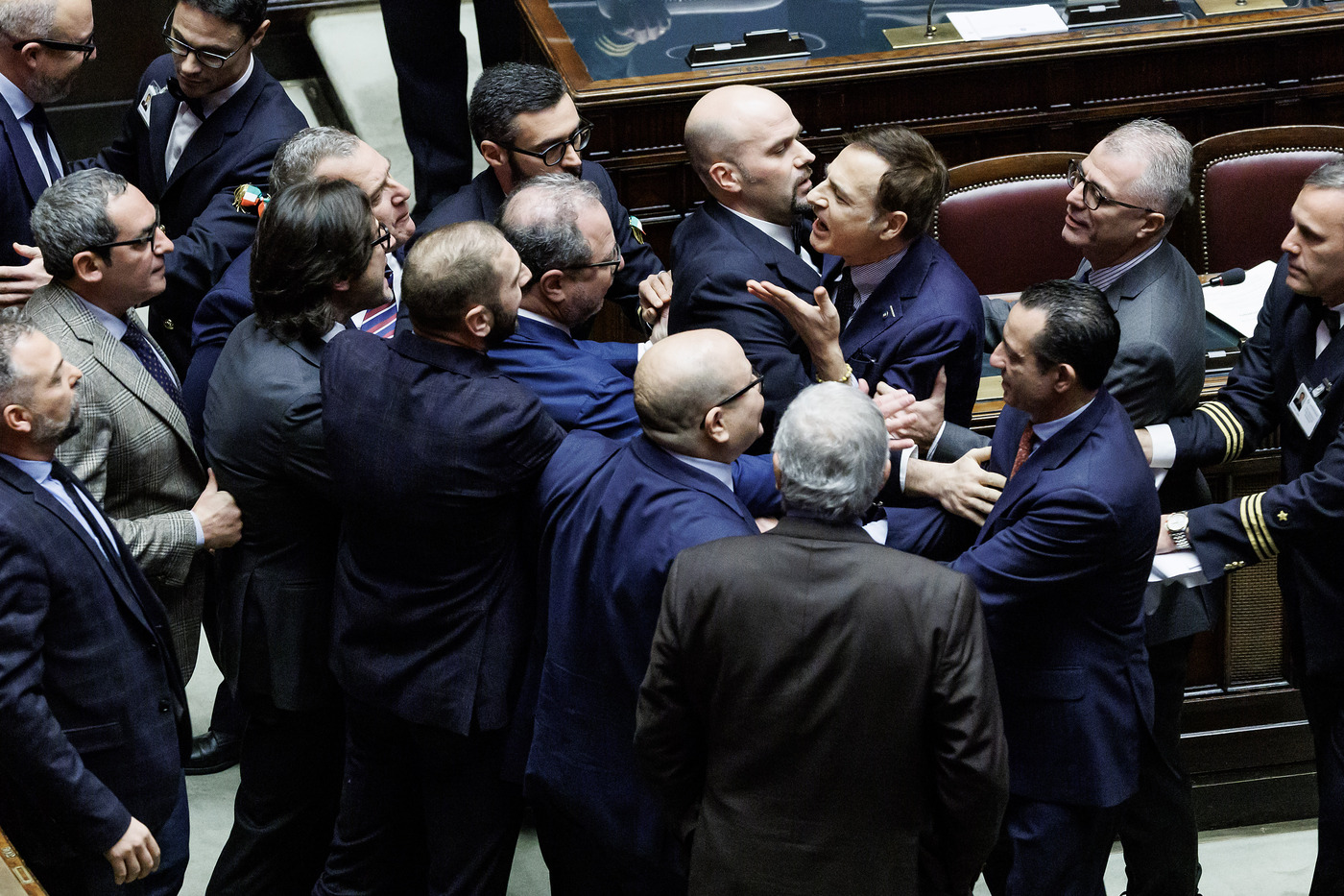 Salario minimo, Camera approva la delega: bagarre in Aula