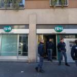 Milano, banda del buco assalta Bpm: 7 ostaggi e 160mila euro rubati