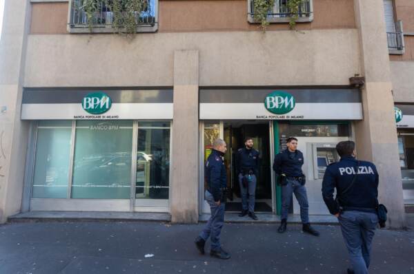 Milano, banda del buco assalta Bpm: 7 ostaggi e 160mila euro rubati