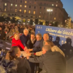 Milano, l’accensione dell’albero di Natale dedicato a Milano-Cortina