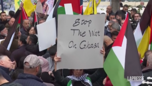 Gaza, a Ramallah protesta contro i raid israeliani sulla Striscia