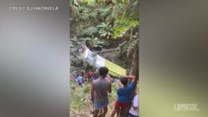 Filippine, autobus finisce in burrone: almeno 16 morti
