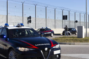 Filippo Turetta esce a bordo di un'auto dei carabinieri dall'aeroporto di Venezia