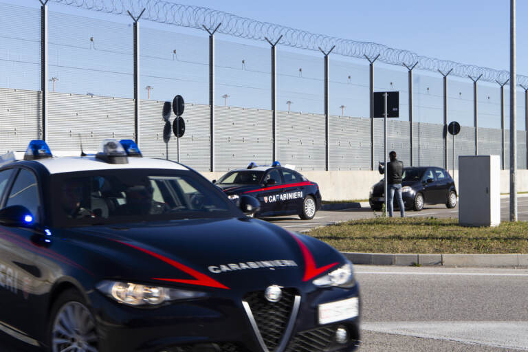 Filippo Turetta esce a bordo di un'auto dei carabinieri dall'aeroporto di Venezia
