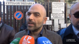 Processo Saviano, lo scrittore: “Salvini scappa, ma la sua intimidazione non è riuscita”