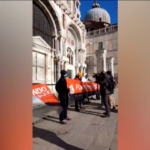 Venezia, attivisti Ultima Generazione imbrattano basilica San Marco